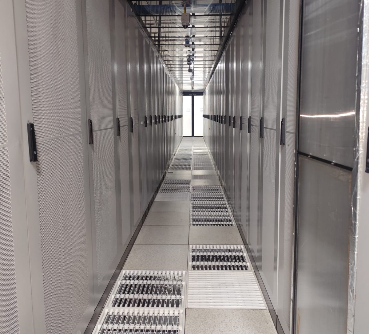 iotamine-delhi-datacenter-server-rack.