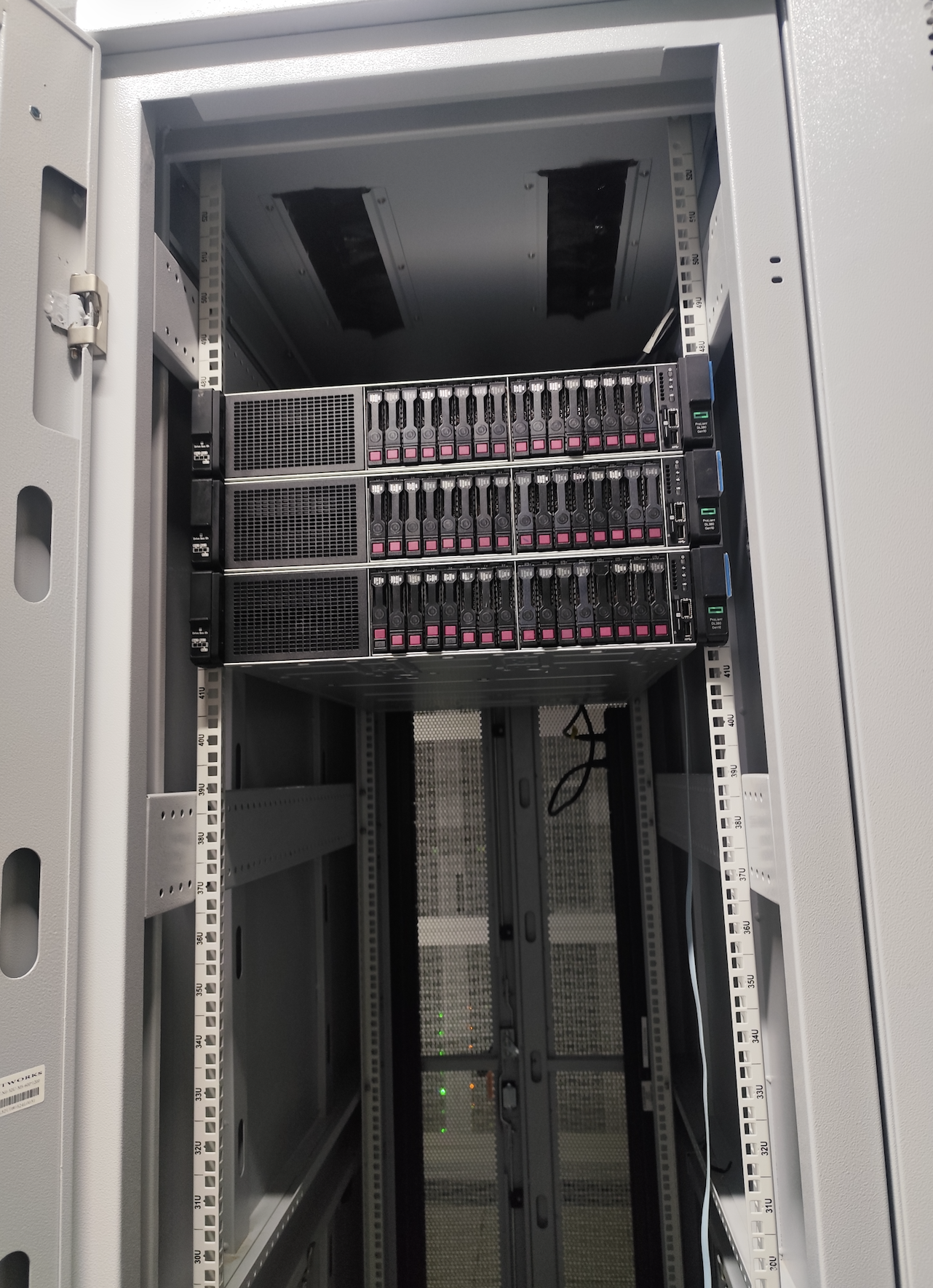Open Dell 1U server with two CPU heatsinks, memory slots and cooling fans.